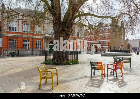 La Windrush Square, généralement animée à Brixton, est désertée pendant le maintien de Londres en raison de la propagation de Covid-19. Prise le 31 mars 2020 Banque D'Images