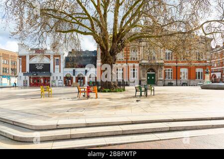 La Windrush Square, généralement animée à Brixton, est désertée pendant le maintien de Londres en raison de la propagation de Covid-19. Prise le 31 mars 2020 Banque D'Images