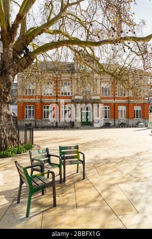 La Windrush Square, généralement animée à Brixton, est désertée pendant le maintien de Londres en raison de la propagation de Covid-19. Prise le 31 mars 2020 Banque D'Images