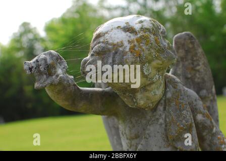 Statue d'un ange sur une pierre grave. Banque D'Images