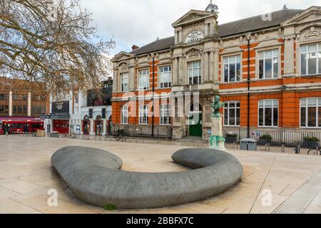 La Windrush Square, généralement animée à Brixton, est désertée pendant le maintien de Londres en raison de la propagation de Covid-19. Prise le 31 mars 2020 Banque D'Images