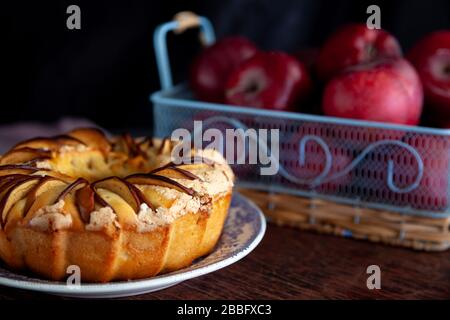 Tarte aux pommes ronde. Pâtisseries maison. Cupcake avec pommes sur une table en bois. Nourriture simple. Banque D'Images