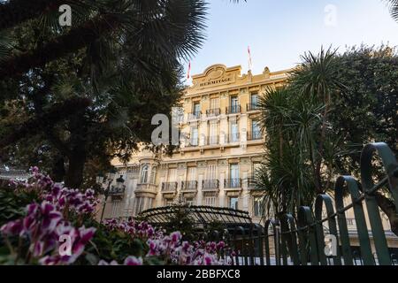 Monaco, Monte-Carlo, 25 décembre 2019 : le célèbre hôtel Hermitage au coucher du soleil, jour ensoleillé, appartements de luxe, arbre vert Banque D'Images