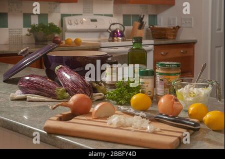 Aubergines, autres légumes et ingrédients pour la fabrication de baba ganoush dans la cuisine. Banque D'Images