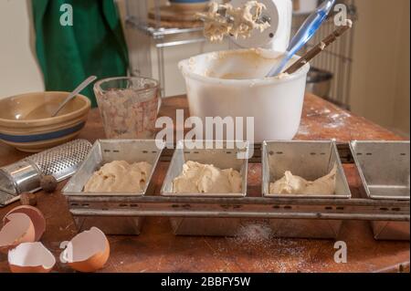 Pâte à pain à la banane dans les casseroles sur la table de bloc de boucher dans la cuisine. Banque D'Images