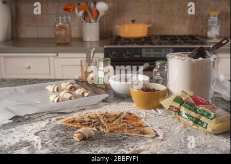 Ingrédients et ustensiles pour la fabrication de pâtisseries ruglelach sur l'île de granit dans la cuisine. Banque D'Images