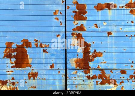 un mur d'entrepôt en métal bleu rouillé orné Banque D'Images