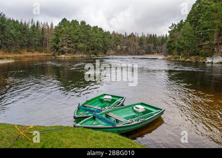 RIVER SPEY ECOSSE BATEAUX DE PÊCHE VIDES OU INUTILISÉS À TAMDHU EN RAISON DE LA PANDÉMIE DU VIRUS CORONA Banque D'Images