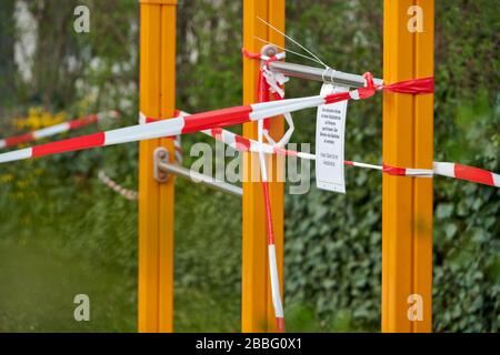 Darmstadt, Allemagne, 28 mars 2020: L'aire de jeux pour enfants est fermée en raison du Covid-19. Banque D'Images