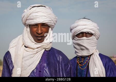 Ingall, Niger : les hommes de Tuareg dans les turbans traditionnels se rapprobent Banque D'Images