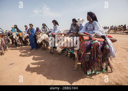 Ingall, Niger : femmes nomades Wodaabe en vêtements traditionnels colorés au festival Curee Sale Banque D'Images