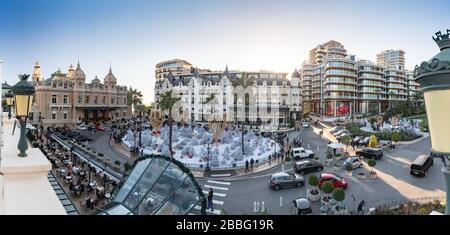 Monaco, Monte-Carlo, 25 décembre 2019: Panorama de la place Casino Monte-Carlo au coucher du soleil, arbres de Noël blancs, hôtel le Paris, jour ensoleillé Banque D'Images