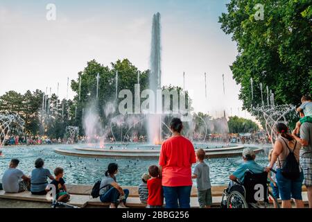 Budapest, Hongrie - 29 juin 2019 : Fontaine musicale de Margaret Island avec foule Banque D'Images