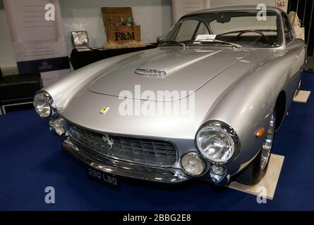 Vue avant de trois quarts d'une Ferrari 250 GT Berlinetta de 1964, exposée au salon de voiture classique de Londres 2020 Banque D'Images