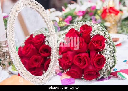 Habillez la robe de mariage. Le miroir de la rose est miroir . l'opposé des roses de mariage tombe dans le miroir. Banque D'Images