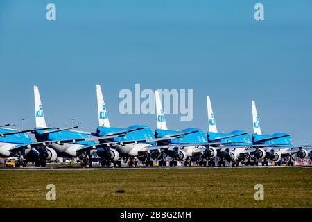 Les avions KLM garés à l'aéroport de Schiphol à Amsterdam en raison de l'annulation des vols au moment de l'éclosion de Coronavirus.alors que le salon Covid-19 continue de se propager et que les pays réagissent avec des interdictions et des avis de voyage, la demande mondiale de vols a chuté. Par conséquent, les compagnies aériennes ont été forcées de couper les routes avec certains avions en service à proximité d'avions vides. De nombreuses compagnies aériennes offrent désormais aux clients la possibilité de modifier ou d'annuler gratuitement leurs vols. Banque D'Images