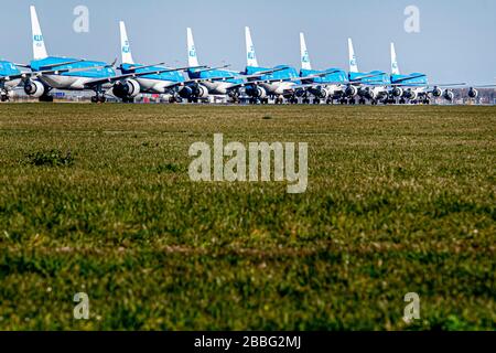 Les avions KLM garés à l'aéroport de Schiphol à Amsterdam en raison de l'annulation des vols au moment de l'éclosion de Coronavirus.alors que le salon Covid-19 continue de se propager et que les pays réagissent avec des interdictions et des avis de voyage, la demande mondiale de vols a chuté. Par conséquent, les compagnies aériennes ont été forcées de couper les routes avec certains avions en service à proximité d'avions vides. De nombreuses compagnies aériennes offrent désormais aux clients la possibilité de modifier ou d'annuler gratuitement leurs vols. Banque D'Images