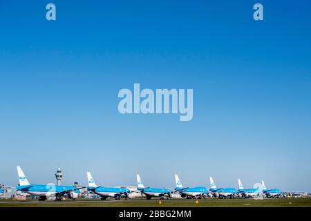 Les avions KLM garés à l'aéroport de Schiphol à Amsterdam en raison de l'annulation des vols au moment de l'éclosion de Coronavirus.alors que le salon Covid-19 continue de se propager et que les pays réagissent avec des interdictions et des avis de voyage, la demande mondiale de vols a chuté. Par conséquent, les compagnies aériennes ont été forcées de couper les routes avec certains avions en service à proximité d'avions vides. De nombreuses compagnies aériennes offrent désormais aux clients la possibilité de modifier ou d'annuler gratuitement leurs vols. Banque D'Images