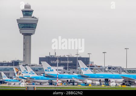 Les avions KLM garés à l'aéroport de Schiphol à Amsterdam en raison de l'annulation des vols au moment de l'éclosion de Coronavirus.alors que le salon Covid-19 continue de se propager et que les pays réagissent avec des interdictions et des avis de voyage, la demande mondiale de vols a chuté. Par conséquent, les compagnies aériennes ont été forcées de couper les routes avec certains avions en service à proximité d'avions vides. De nombreuses compagnies aériennes offrent désormais aux clients la possibilité de modifier ou d'annuler gratuitement leurs vols. Banque D'Images