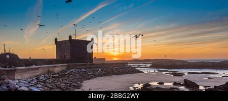 Coucher de soleil à Essaouira et vue sur le fort, Essaouira, Maroc Banque D'Images