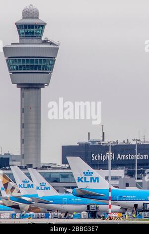 Amsterdam, Pays-Bas. 18 mars 2020. Les avions KLM garés à l'aéroport de Schiphol à Amsterdam en raison de l'annulation des vols au moment de l'éclosion de Coronavirus.alors que le salon Covid-19 continue de se propager et que les pays réagissent avec des interdictions et des avis de voyage, la demande mondiale de vols a chuté. Par conséquent, les compagnies aériennes ont été forcées de couper les routes avec certains avions en service à proximité d'avions vides. De nombreuses compagnies aériennes offrent désormais aux clients la possibilité de modifier ou d'annuler gratuitement leurs vols. Crédit: Robin Utrecht/SOPA Images/ZUMA Wire/Alay Live News Banque D'Images