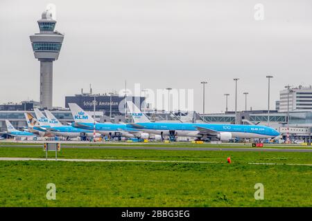 Amsterdam, Pays-Bas. 18 mars 2020. Les avions KLM garés à l'aéroport de Schiphol à Amsterdam en raison de l'annulation des vols au moment de l'éclosion de Coronavirus.alors que le salon Covid-19 continue de se propager et que les pays réagissent avec des interdictions et des avis de voyage, la demande mondiale de vols a chuté. Par conséquent, les compagnies aériennes ont été forcées de couper les routes avec certains avions en service à proximité d'avions vides. De nombreuses compagnies aériennes offrent désormais aux clients la possibilité de modifier ou d'annuler gratuitement leurs vols. Crédit: Robin Utrecht/SOPA Images/ZUMA Wire/Alay Live News Banque D'Images