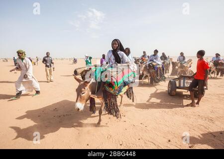 Ingall, Niger : femmes nomades Wodaabe en vêtements traditionnels colorés au festival Curee Sale Banque D'Images