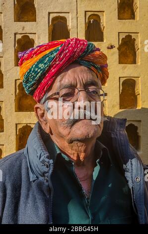 JAISALMER, RAJASTHAN, INDE – 29 NOVEMBRE 2019 : Portrait de personnes âgées tribales portant un turban coloré traditionnel au fort Jaisalmer, Rajasthan, Inde, Banque D'Images