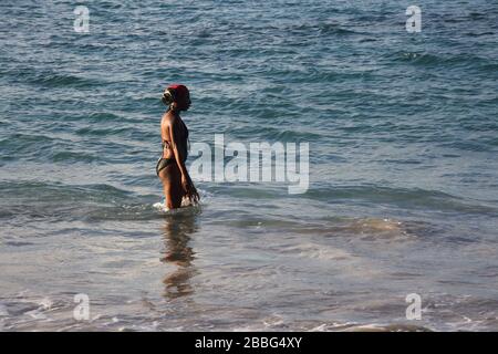 Grande Anse Beach Grenade Femme dans la mer Banque D'Images