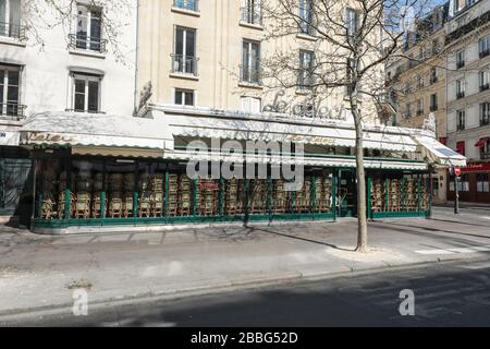 CORONAVIRUS : CAFÉS FERMÉS, FAUTEUILS CONFINÉS PARIS Banque D'Images