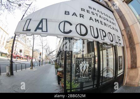 CORONAVIRUS : CAFÉS FERMÉS, FAUTEUILS CONFINÉS PARIS Banque D'Images