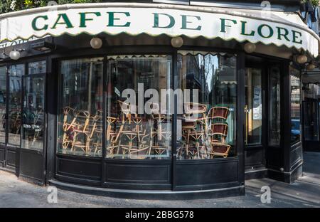 CORONAVIRUS : CAFÉS FERMÉS, FAUTEUILS CONFINÉS PARIS Banque D'Images