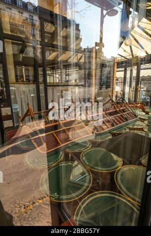 CORONAVIRUS : CAFÉS FERMÉS, FAUTEUILS CONFINÉS PARIS Banque D'Images