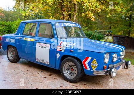 Bordeaux , Aquitaine / France - 03 15 2020 : Renault R 8 Gordini voiture de sport ancienne voiture de collection véhicule vintage Banque D'Images