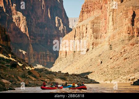 Groupe d'amis du rafting sur une rivière. Banque D'Images