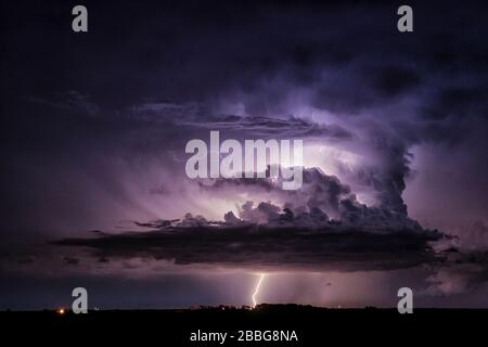 Tempête avec foudre à triple couche sur le sud rural du Manitoba Canada Banque D'Images