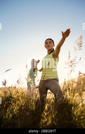 Deux femmes pratiquant le yoga dans un domaine rural Banque D'Images