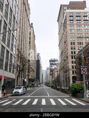 Park Avenue South à Manhattan est presque vide le 30 mars 2020 autour de la ruée normale occupée à l'heure de la noontime. Le gouverneur de New York, Andrew Cuomo, a annoncé le 29 mars que l'État de New York sur le plan de pause pour lutter contre le coronavirus serait prolongé de deux semaines supplémentaires (Photo de Samuel Rigelhaupt / Sipa USA) Banque D'Images