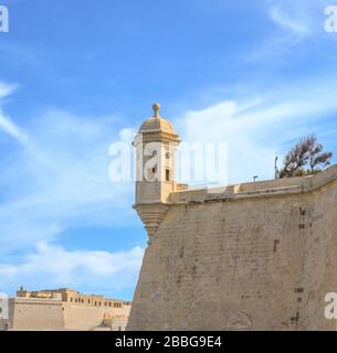 La Tour de Vedette Watchtower à la pointe de la péninsule de Senglea, Malte. Il est sculpté avec une oreille et un oeil. Banque D'Images