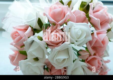 Bouquet fait à la main pour la mariée. Principalement bouquet a été créé avec des roses blanches et bleues. Les fleurs semblent parfaites. Banque D'Images