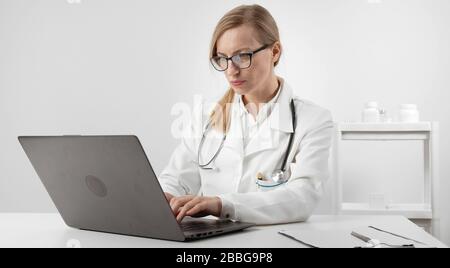 Doctor using laptop Banque D'Images