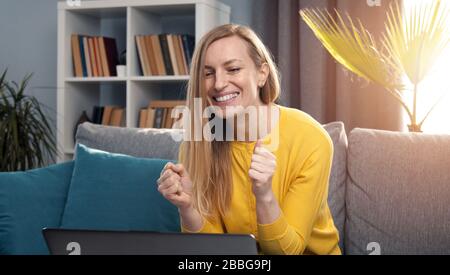 Femme surplaisante regardant l'écran d'ordinateur portable Banque D'Images