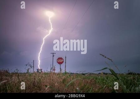 Tempête avec foudre frappe sur un champ rural en Oklahoma États-Unis Banque D'Images