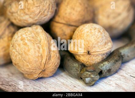 Concept de nourriture saine, walnus frais avec vieux casse-noix ancien Banque D'Images