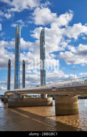 Le pont vertical Jacques Chaban-Delmas enjambant la Garonne à Bordeaux. C'est le plus long pont vertical d'Europe. Banque D'Images