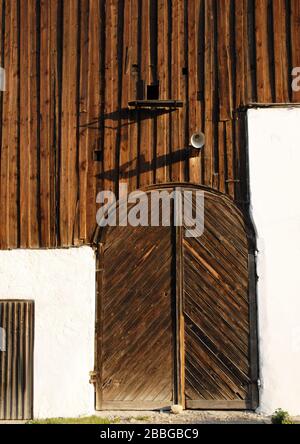 détail de la vieille ferme avec bois vieillé et porte de grange en bois Banque D'Images