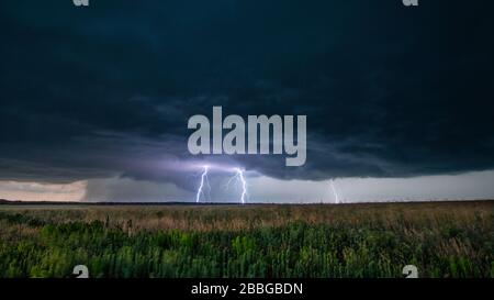 Tempête avec éclair clignotant sur le champ de blé au Texas États-Unis Banque D'Images