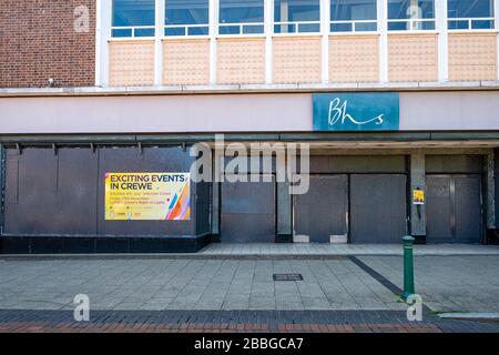 Des événements passionnants à l'affiche Crewe à la fermeture et à l'embarquement dans le magasin BHS de Crewe Cheshire au Royaume-Uni Banque D'Images