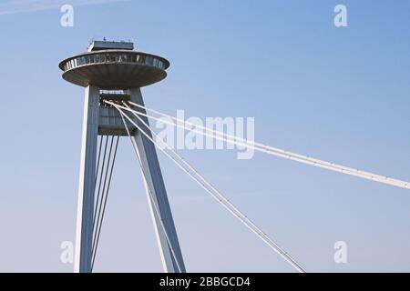 Pylon et tour OVNI du pont SNP du soulèvement national slovaque, Bratislava, Slovaquie Banque D'Images