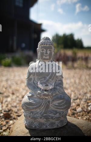 Grande statue de Bouddha grise sur la rue. Été. Banque D'Images